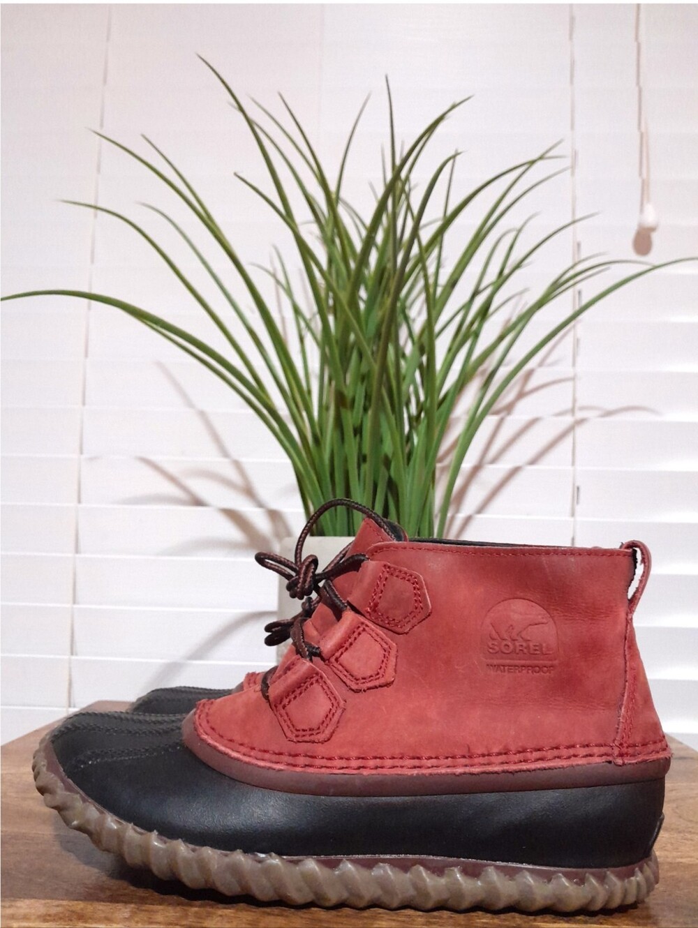 Sorel rubber suede red brown lace up boots women's 7